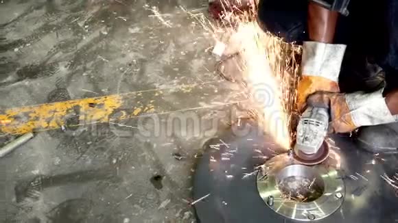 工人打磨切割钢板视频的预览图