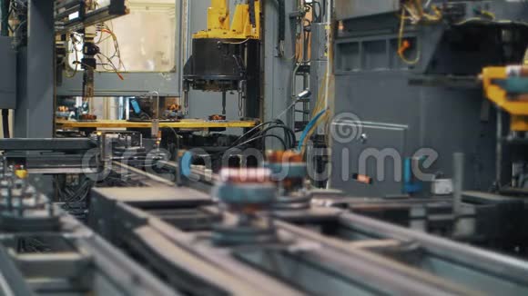 工业厂房输送带生产发动机用铜线视频的预览图