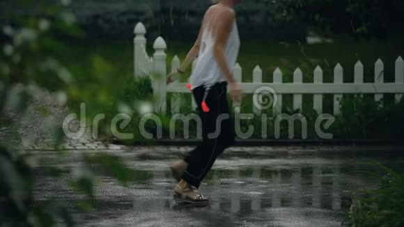 湿漉漉的雌性跑回家试图躲雨雨天气候视频的预览图