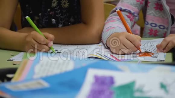 幼儿在幼儿园做图纸手的儿童特写孩子们创造力团队合作视频的预览图