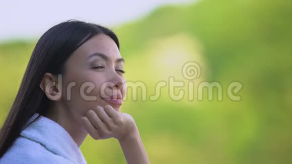 亚洲女性在户外享受新鲜空气宁静的休息乡村放松视频的预览图