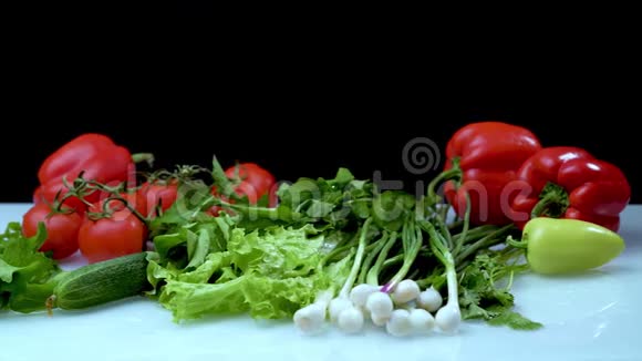 健康的饮食清洁白色桌子上的新鲜蔬菜黄瓜生菜欧芹辣椒西红柿视频的预览图