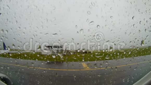 由于大雨期间波士顿洛根国际机场大雷雨飞机延误了跑道视频的预览图