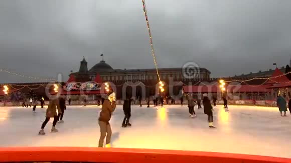 花样滑冰的人在冰上红场圣诞及新年装饰视频的预览图