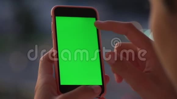 女人手卷绿色彩色钥匙图像慢动作视频的预览图