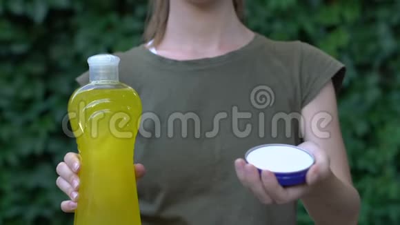 女性建议用环保肥皂代替硫酸盐洗涤剂视频的预览图