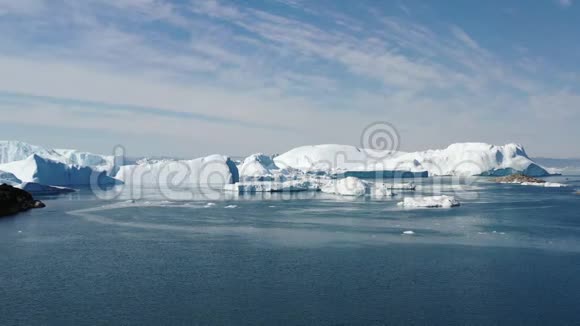 4格陵兰岛北极自然景观中的冰山和冰川的KerialDrone拍摄空中视频无人机镜头视频的预览图