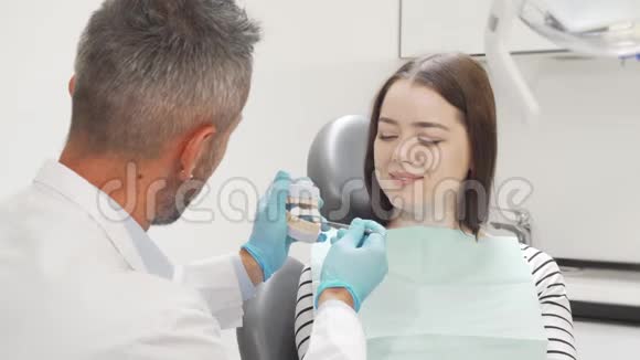 有魅力的女性病人去看牙医视频的预览图