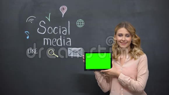 千禧女孩在平板电脑数字国家绿色屏幕上宣传社交媒体视频的预览图