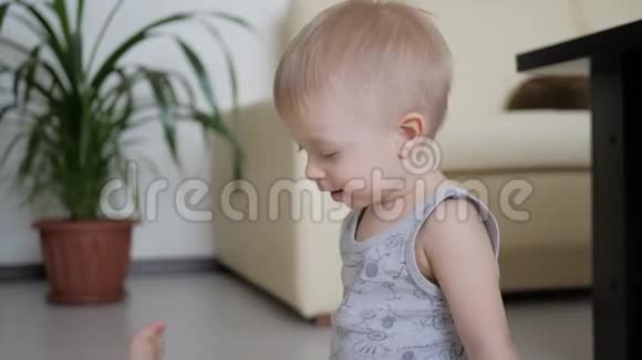 一岁的小男孩笑得很开心视频的预览图