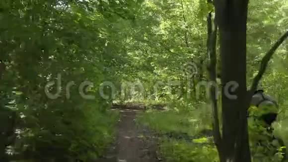 运动员在森林里骑山地自行车骑山地自行车的自行车视频的预览图