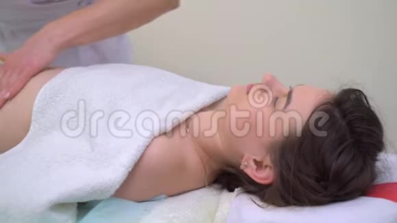 年轻女子腹部专业抗纤维素按摩视频的预览图