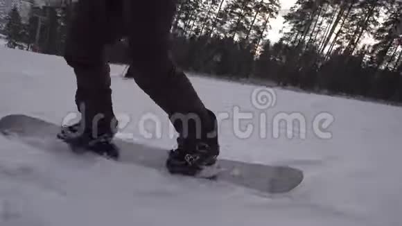 冬季极端高速骑在斜坡上滑雪板急转弯雪飞进了牢房视频的预览图