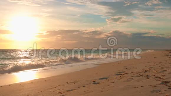 菲律宾海岸的完美日落白色海滩视频的预览图
