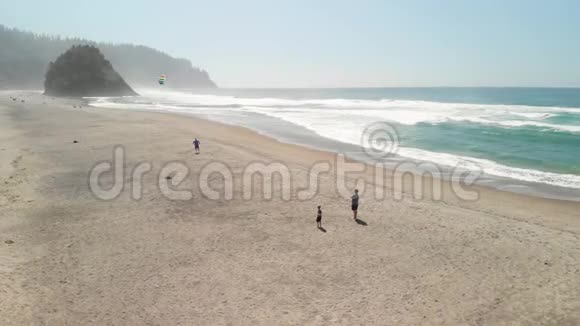 林肯市附近俄勒冈州海岸海滩和岩石悬崖的空中镜头一个孩子在那里放风筝视频的预览图