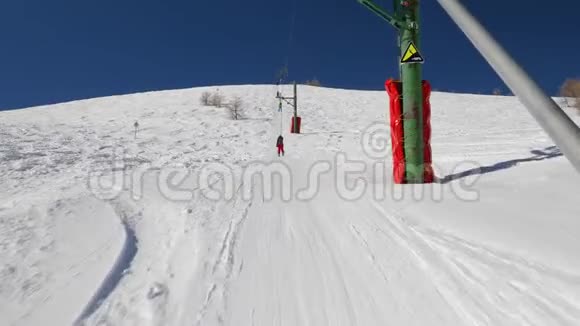 滑雪电梯拉力视频的预览图