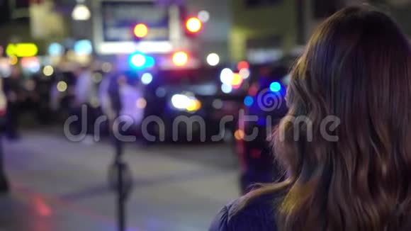 在夜城看警察的女人视频的预览图