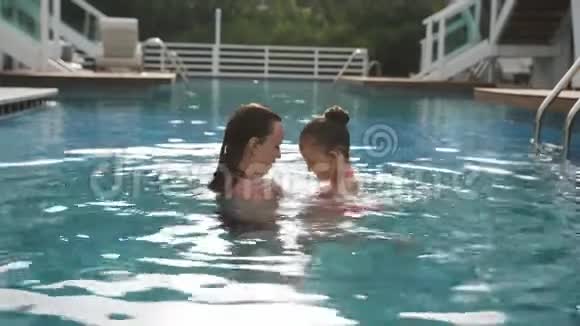 妈妈和女儿在游泳池玩得开心视频的预览图