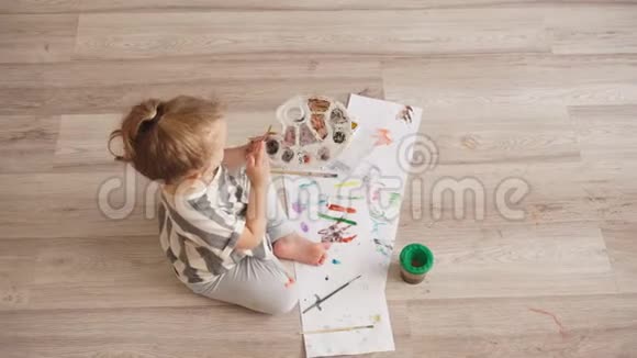 小可爱的孩子在纸上画画视频的预览图