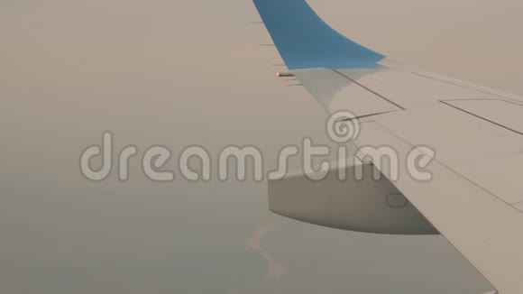 飞机机翼在雾中视频的预览图