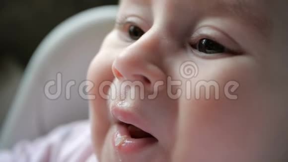 快乐的宝宝在室内邋遢地吃粥开心地笑视频的预览图