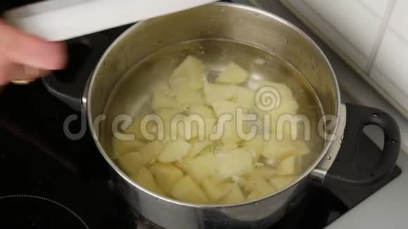快关门女人手把土豆切成一锅沸水视频的预览图