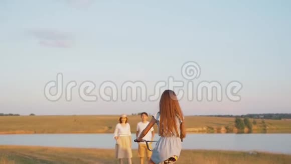 小女孩骑自行车在河边那个女孩和她哥哥骑自行车来找妈妈视频的预览图