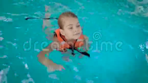 穿着救生衣游泳的女孩视频的预览图