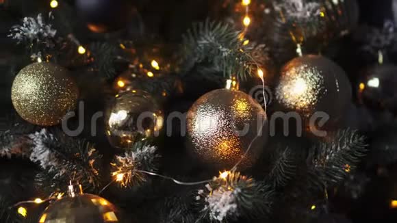 在黑暗的背景上装饰着装饰球和灯的圣诞树视频的预览图