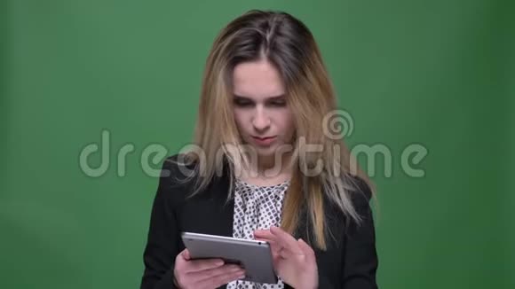 特写镜头年轻迷人的时髦白种人女性在平板电脑上发短信震惊地看着镜头视频的预览图