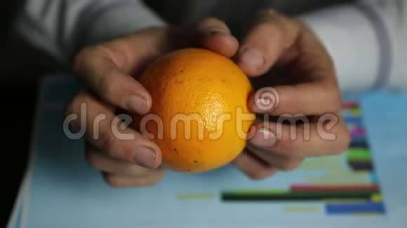 手与橙色超过销售增长图视频的预览图