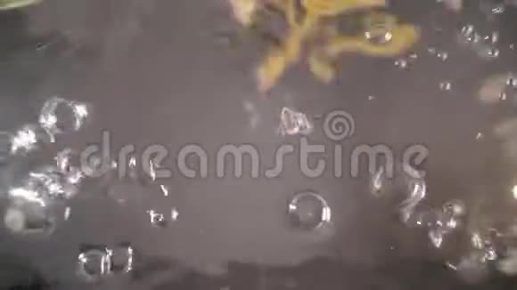 干的彭尼面粉落在一个沸腾的锅与喷雾慢速视频视频的预览图