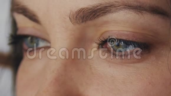 女性眼睛特写视频的预览图