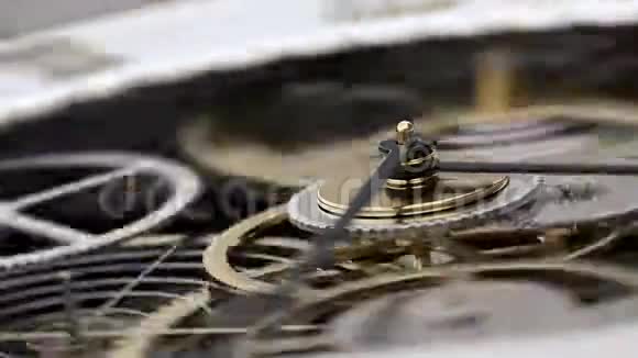 带旋转箭头和齿轮的手表和齿轮机构视频的预览图