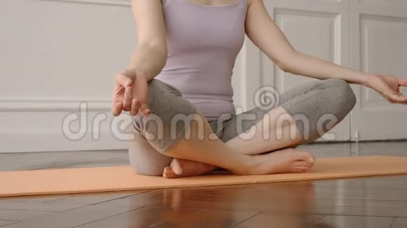 年轻苗条的女人白天在垫子上冥想瑜伽体式视频的预览图