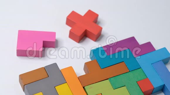 儿童教育观念特写慢动作手持一块木块拼图木立方体堆放视频的预览图