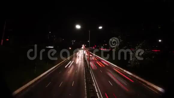 圣保罗巴西的时间推移高速公路道路上的交通与模糊的汽车小径视频的预览图