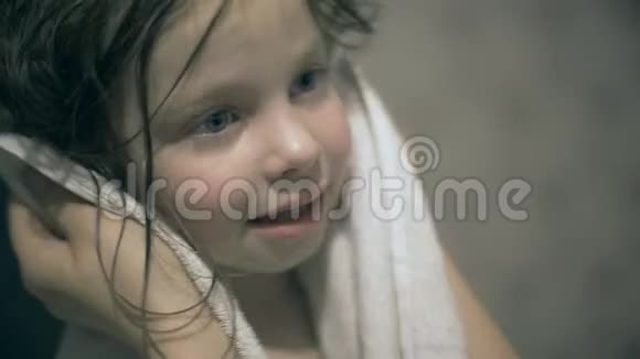妈妈给小女儿洗澡后用毛巾擦头发视频的预览图