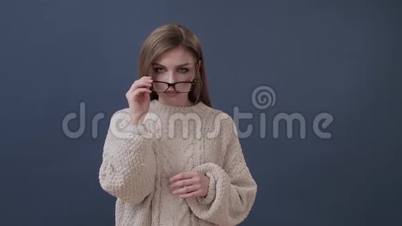女孩举起眼镜表达负面情绪视频的预览图