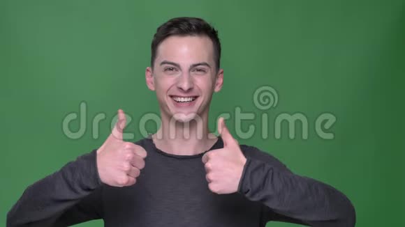 年轻英俊的白种人男性特写镜头竖起大拇指直视镜头背景与镜头隔离视频的预览图