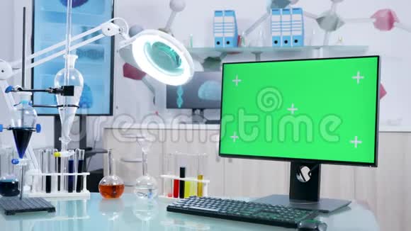 在安全的实验室里有一张带有绿色屏幕PC显示器的桌子视频的预览图