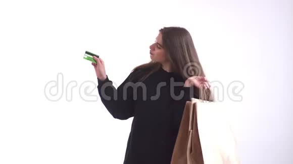 可爱的女孩一只手拿着他们买的东西另一张都是通过信用卡买的想知道是什么视频的预览图