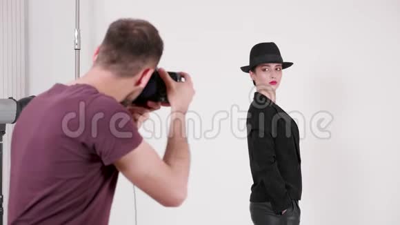 摄影师手持镜头展示模特如何摆姿势视频的预览图