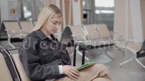 在机场拿着平板电脑的漂亮女人视频的预览图