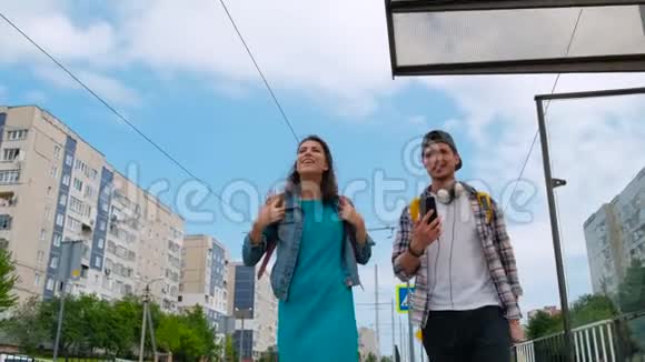 快乐的一对夫妇在阳光明媚的日子里走在街上上火车视频的预览图