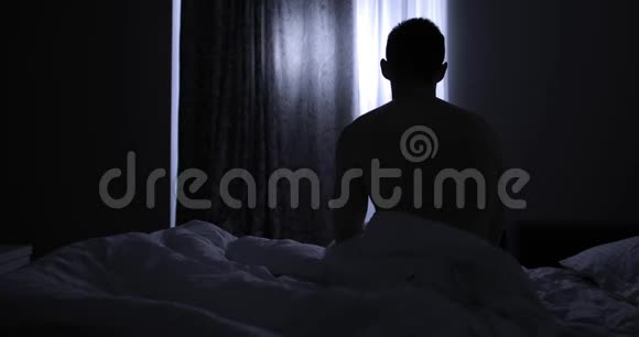 晚上睡觉的人的后景视频的预览图