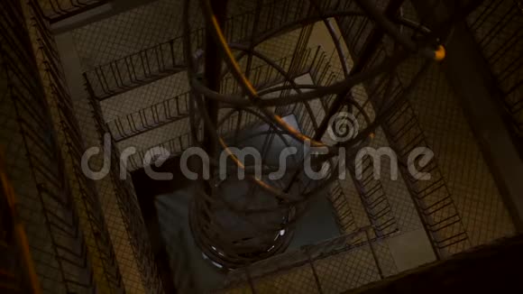 透明矿井中现代电梯的运动视频的预览图