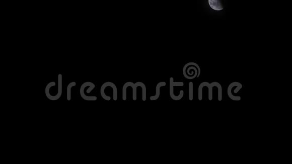 一夜之间月亮消失在夜空中视频的预览图