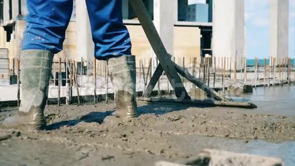 新鲜水泥由工人整平视频的预览图