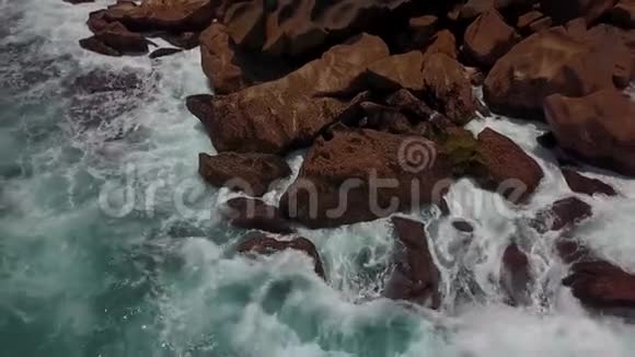 巨浪拍打着塞舌尔海岸的悬崖视频的预览图